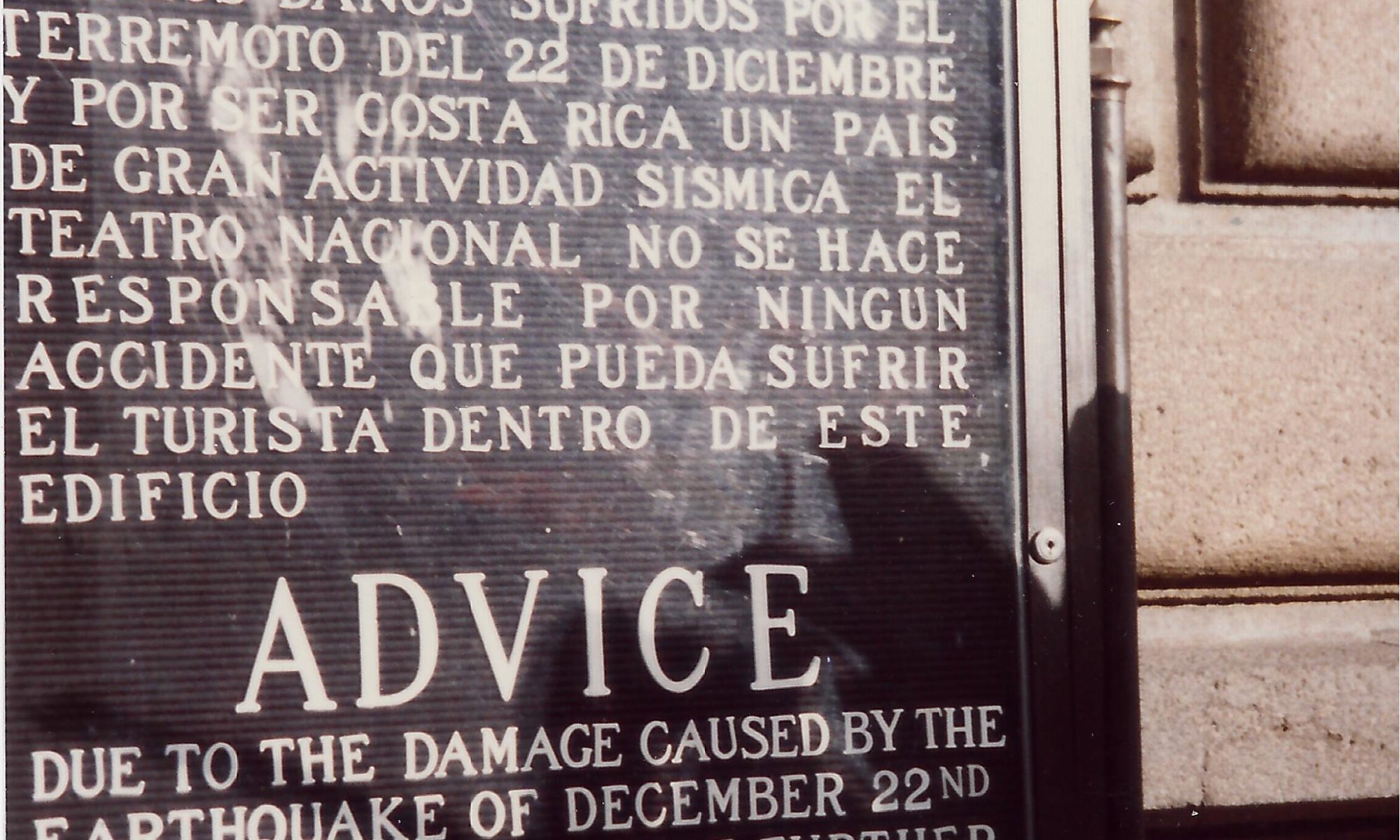 A sign on the side of a building that says " advice ".